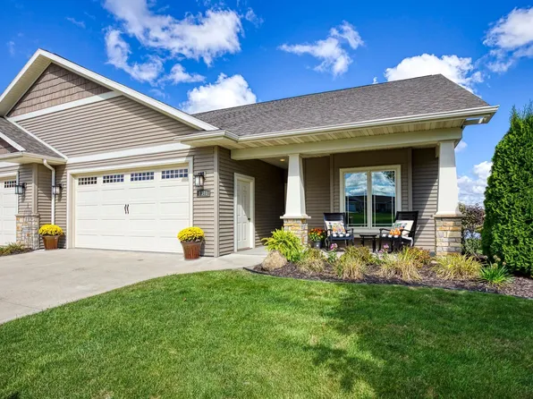 1341 Prairie Lake Cir, Neenah, WI 54956