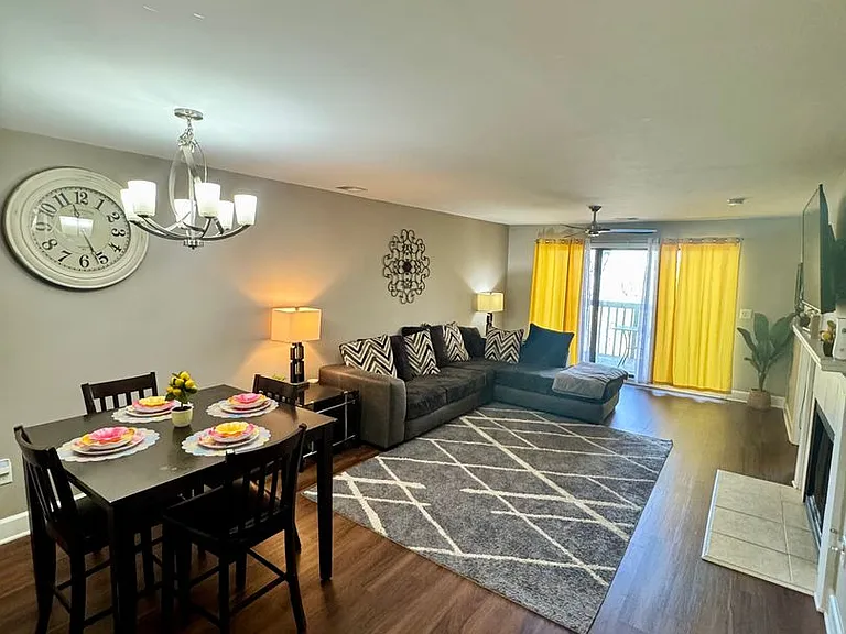 226 Edgewater Ln — Photo 1