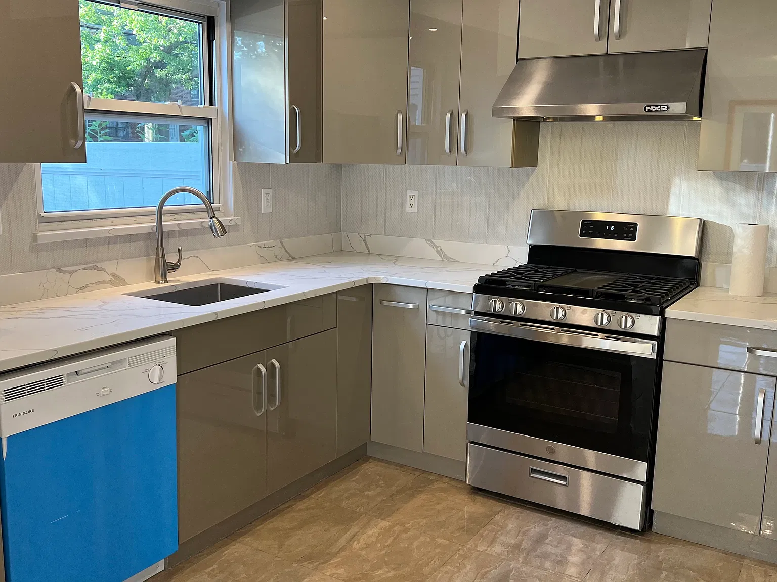 445 Oak Ave — Photo 3