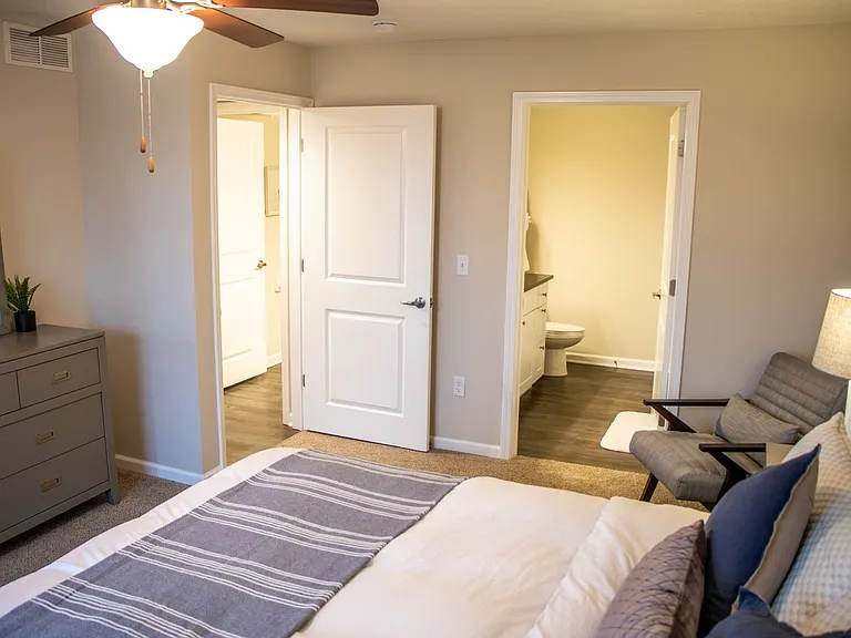 Latham Apartments — Photo 59