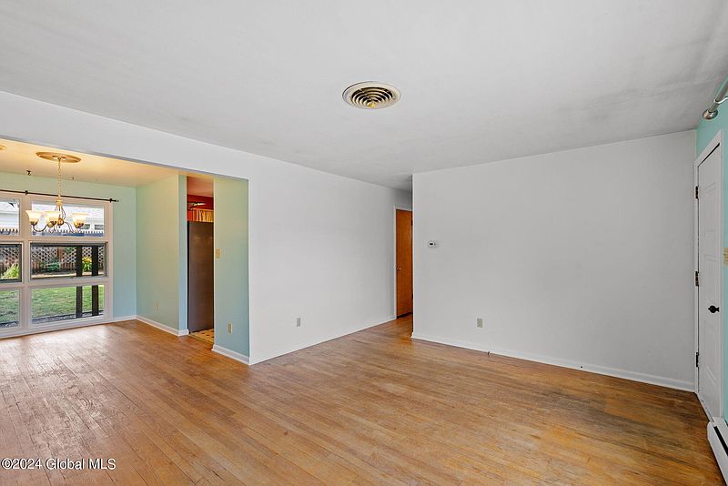 4th image of 48 Winnie Street