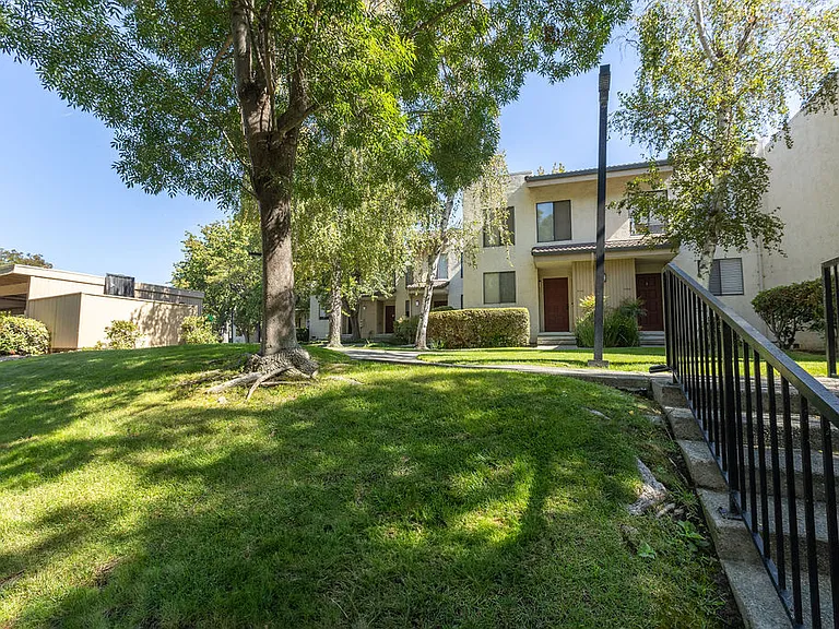 Cambridge Court Townhomes — Photo 28