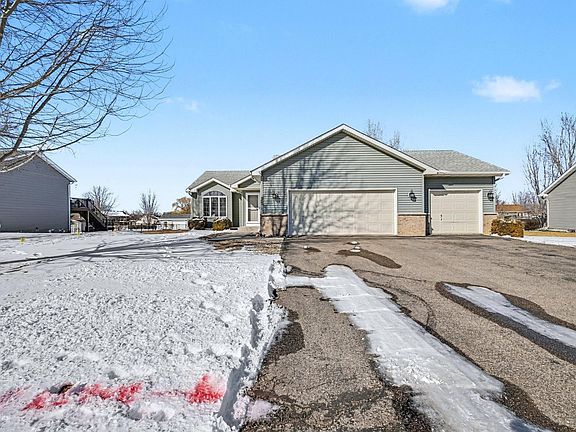 3rd image of 920 Sunrise Ln