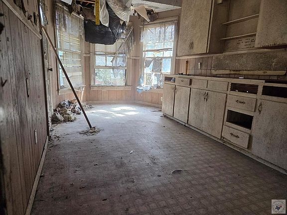 5th image of 202 Maple St
