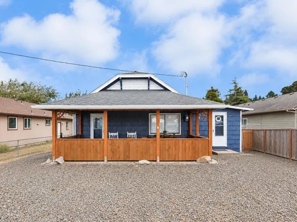 365 NW Cedar St, Waldport, OR 97394