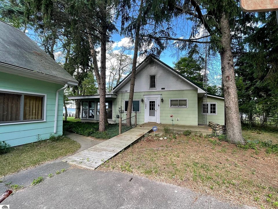1084 W Higgins Lake Dr, MI 48653 Zillow