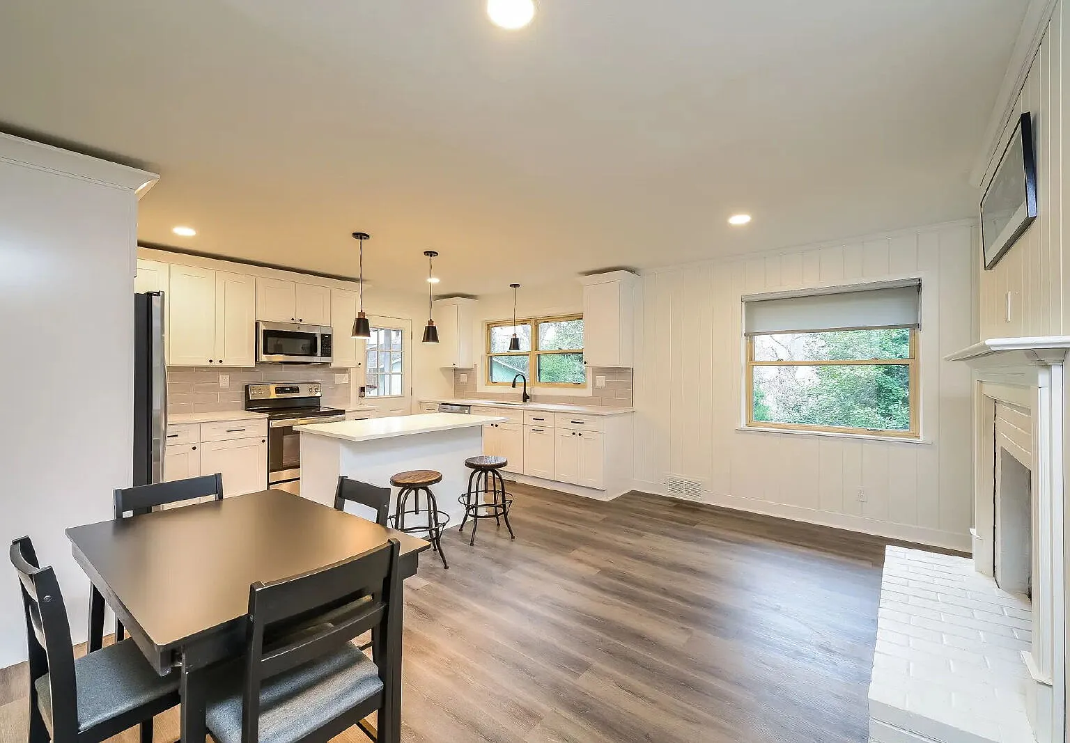 4 bed, 2.0 bath, 1700 sqft, $4,000 — Photo 2