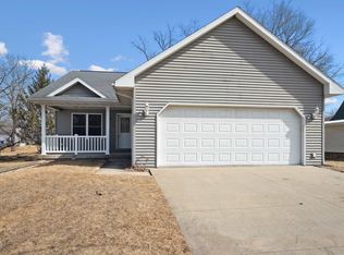 104 Harrison St NE, Cascade, IA 52033