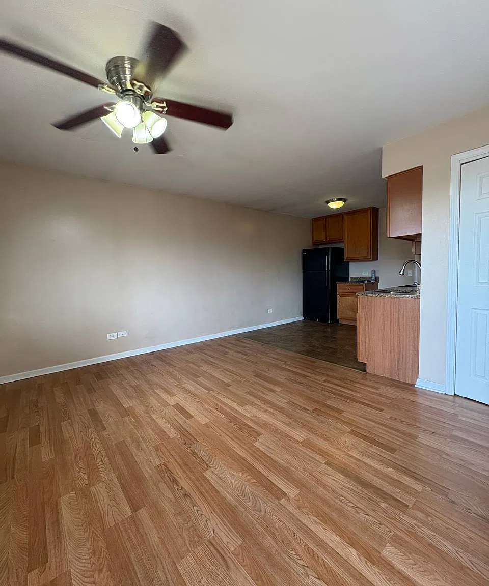 1 bed, 900 sqft, $1,300 — Photo 3