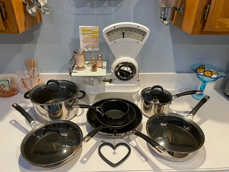 Kitchen offers a Quality 11 pc. Cookware Set