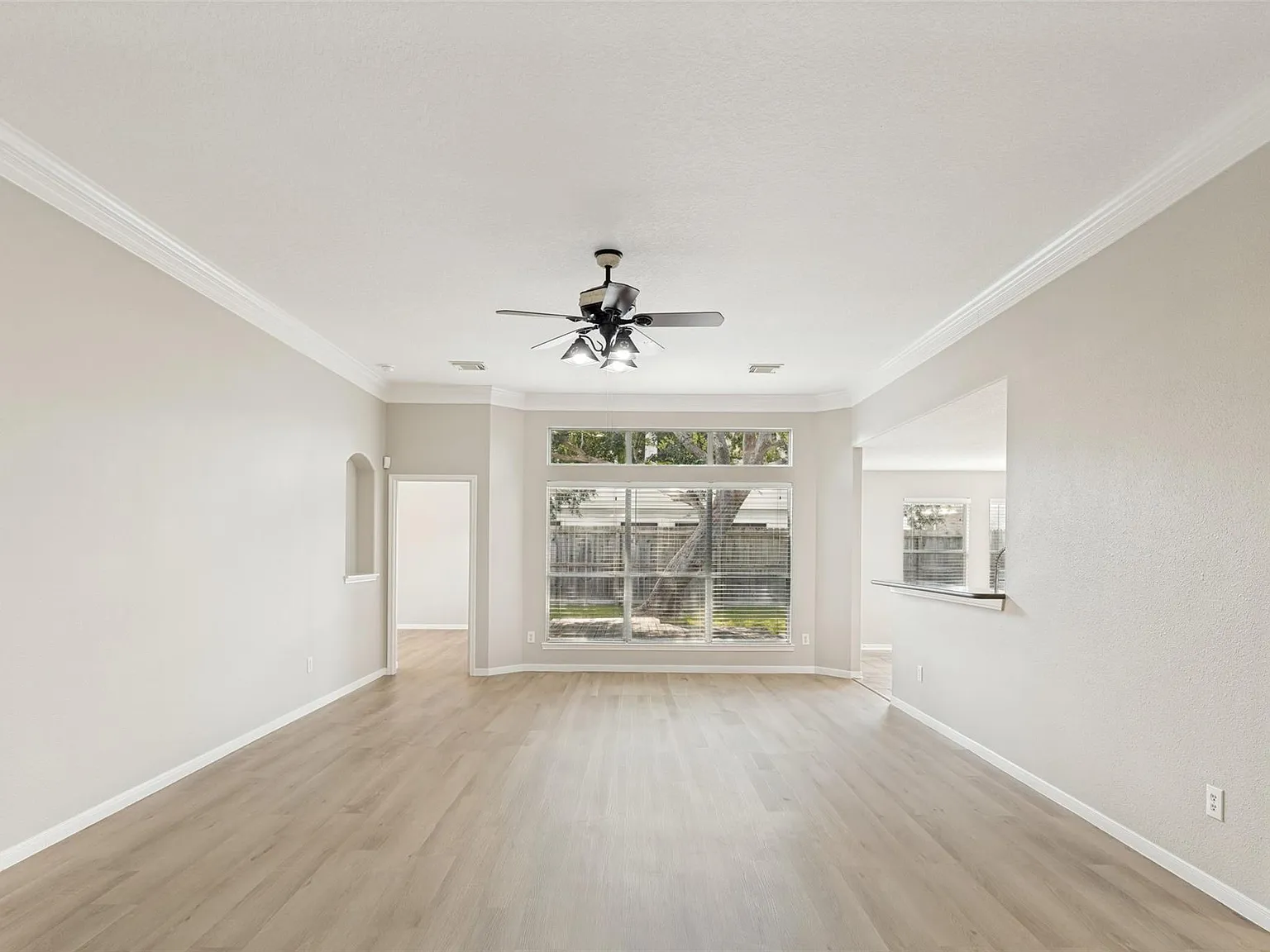4 bed, 2.0 bath, 2319 sqft, $2,200 — Photo 3
