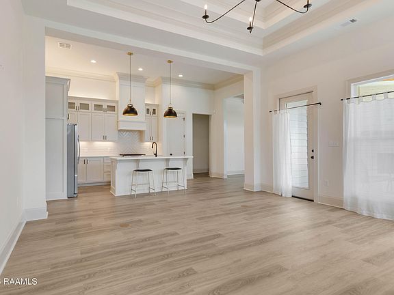 5th image of 104 Alexander Palm Ave