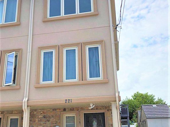 3rd image of 223 Grimsby St