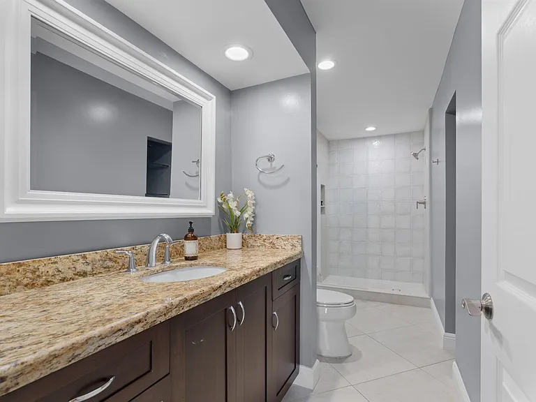 1050 Brooks Ln — Photo 25