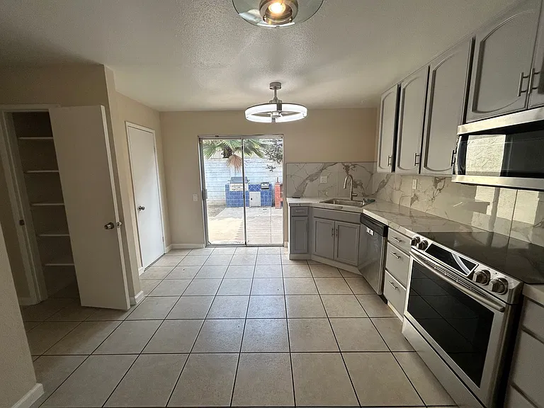 2104 Sharon Way — Photo 5