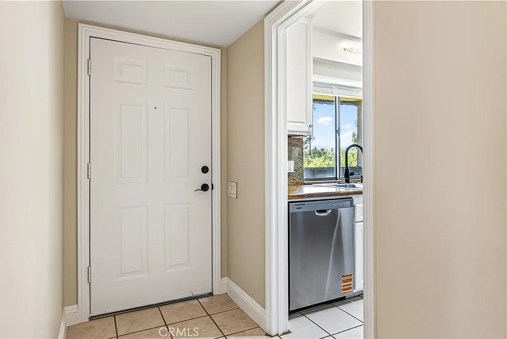 2 bed, 841 sqft, $3,300 — Photo 2