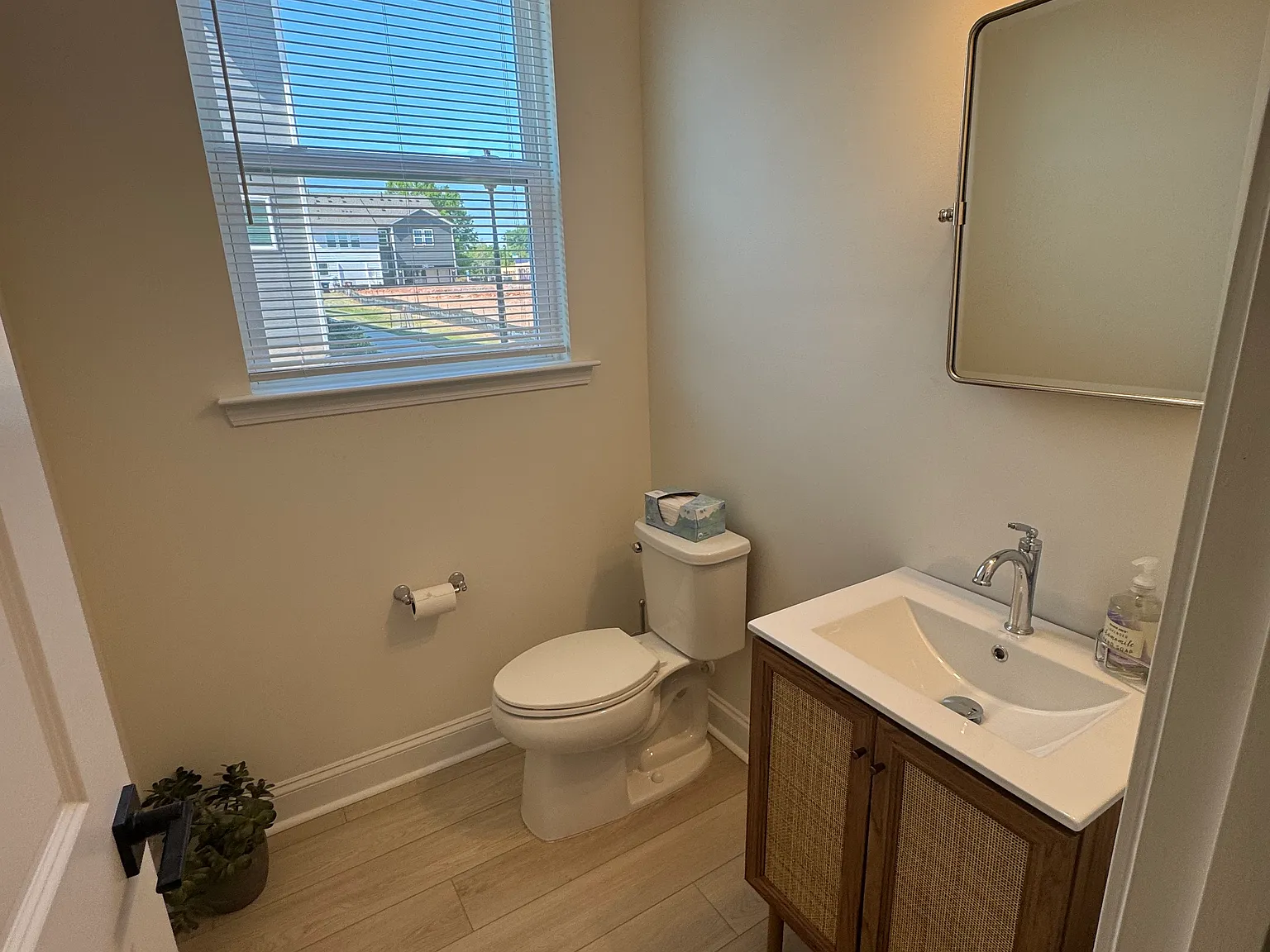 3 bed, 2.5 bath, 1617 sqft, $2,300 — Photo 4