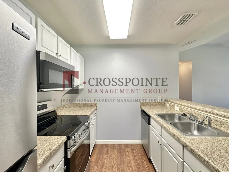 8713 Mansion Creek Cir — Photo 20