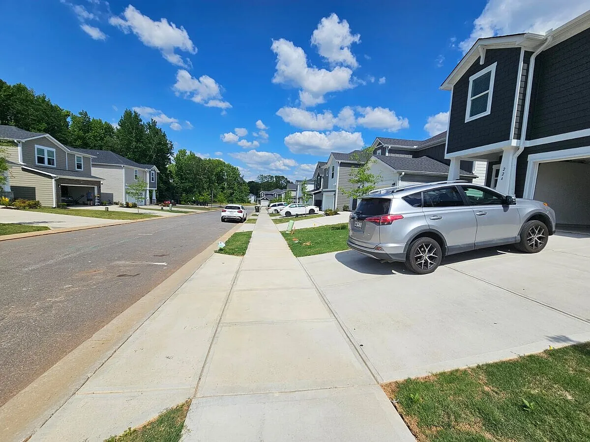 4 bed, 2.5 bath, 1934 sqft, $2,375 — Photo 2