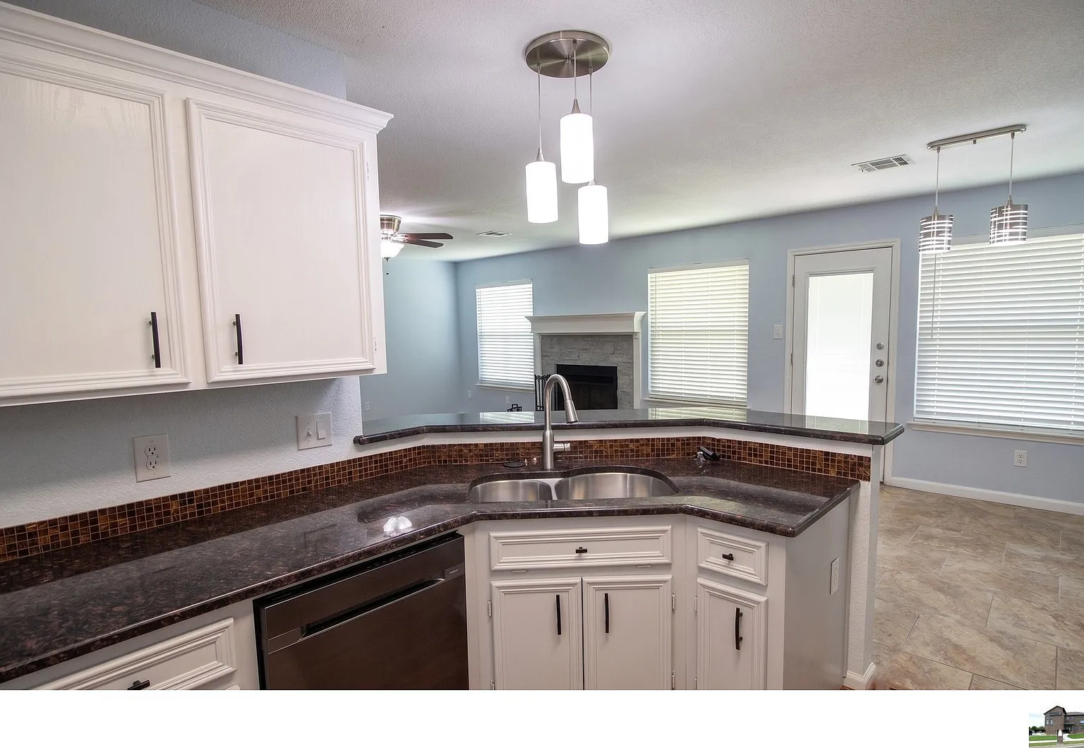 4 bed, 2.5 bath, 2565 sqft, $1,900 — Photo 4