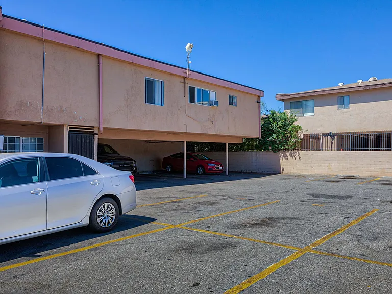 Lanark Park Apartments — Photo 18