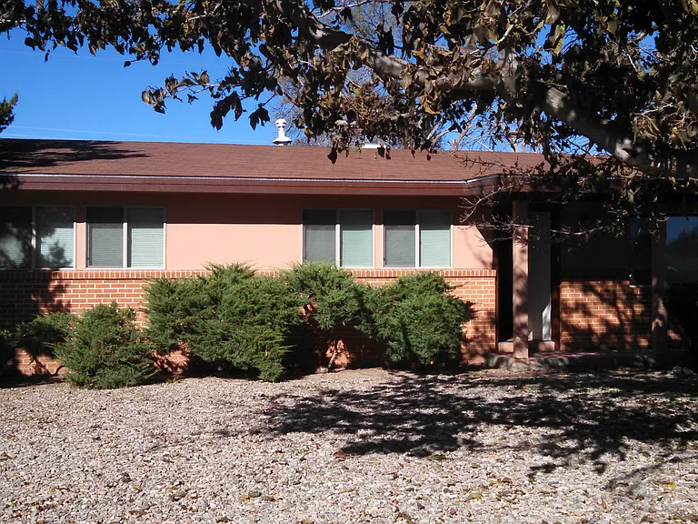 901 W Hervey Dr — Photo 1