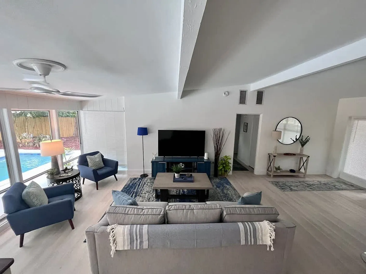 3 bed, 2.0 bath, 1689 sqft, $5,882 — Photo 2