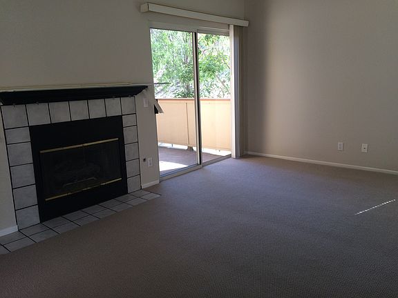 Family room w/fireplace