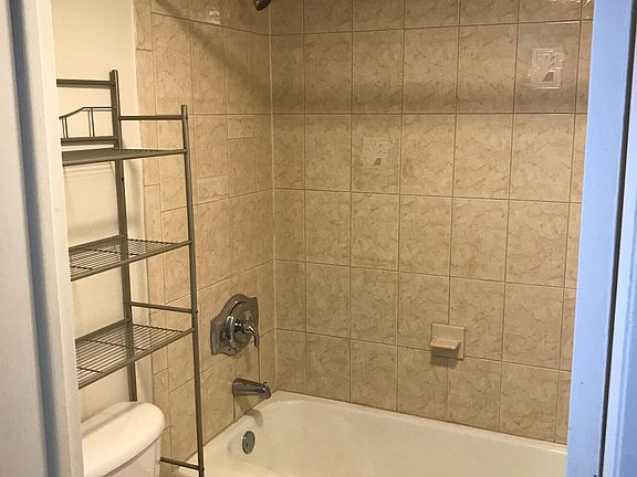 4th image of 17 Bobolink Ct Unit A