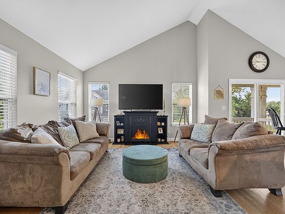 2nd image of 941 Emerald Dr