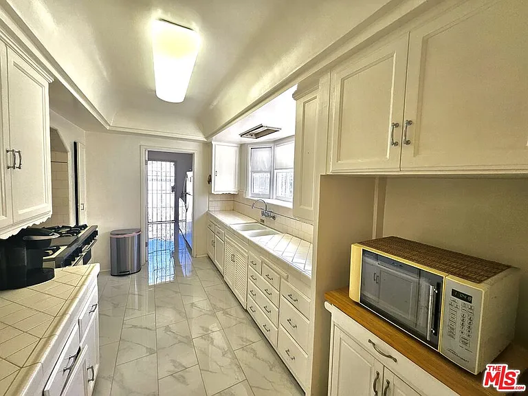 2211 W 78th Pl — Photo 9