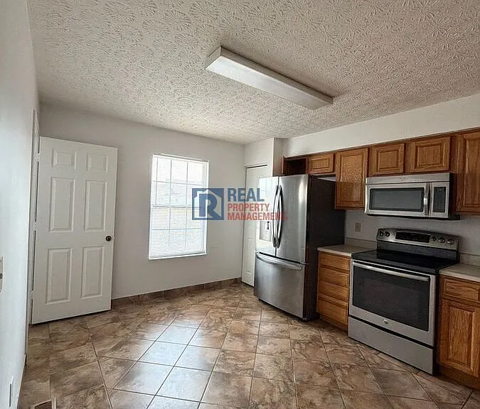 5896 Abernathy Ln — Photo 5