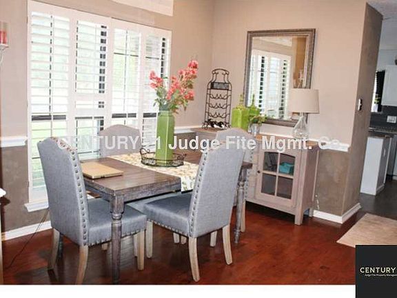 3rd image of 541 Newberry St