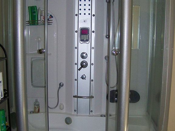 Master bath jetted tub with steam cpabilities, radio, foot massage