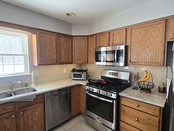 4th image of 644 Surrey Rd