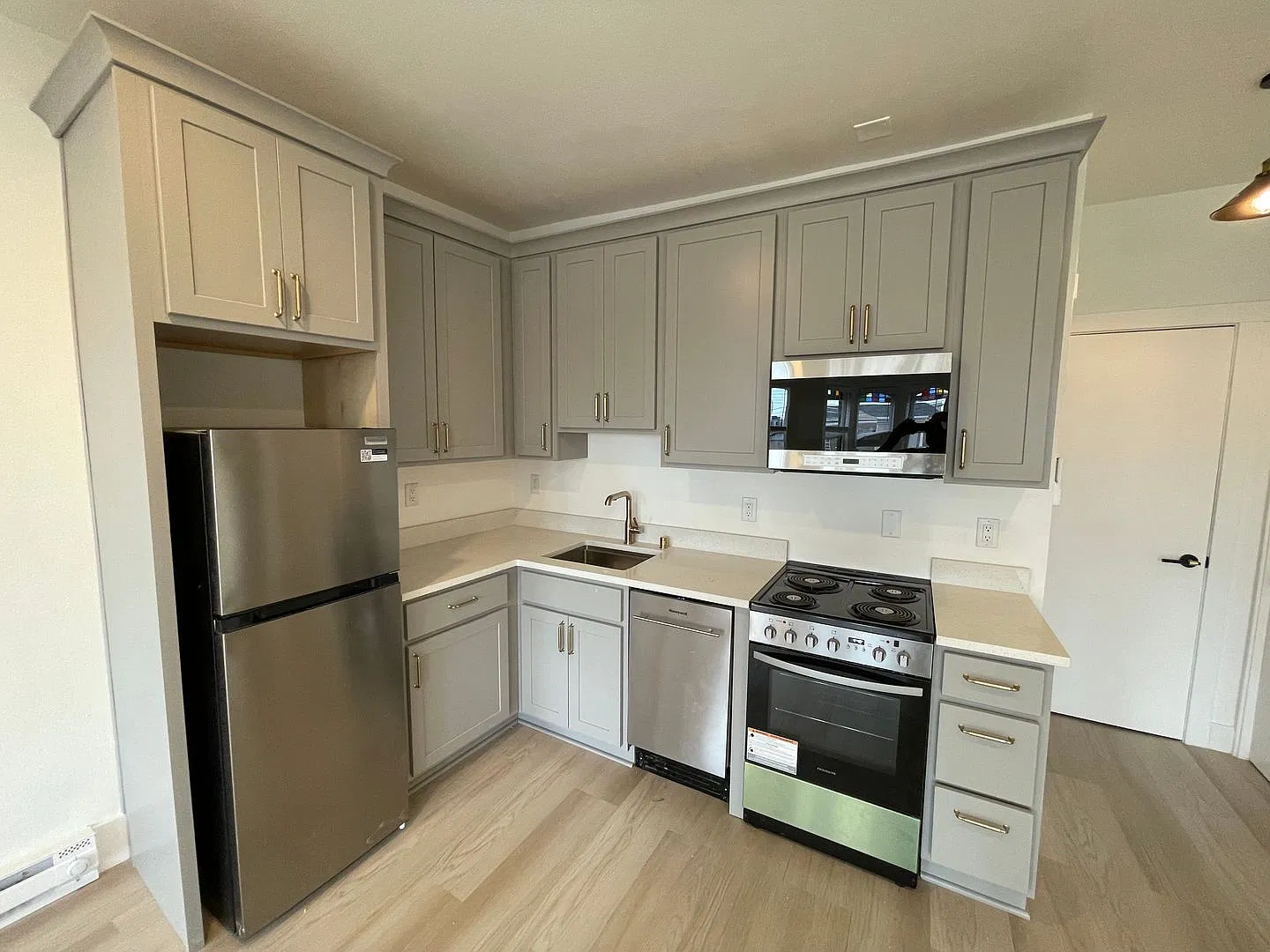916 Clinton St — Photo 3