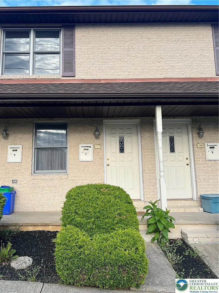 2 bed, 1.5 bath, 1100 sqft, $1,815 — Photo 1