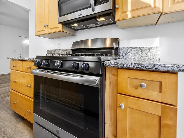 1685 N Summit Ave #1685.5 — Photo 8