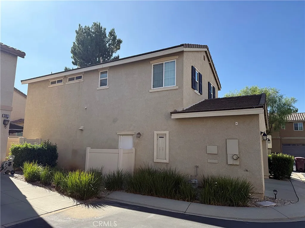 3 bed, 2.5 bath, 1377 sqft, $2,550 — Photo 2