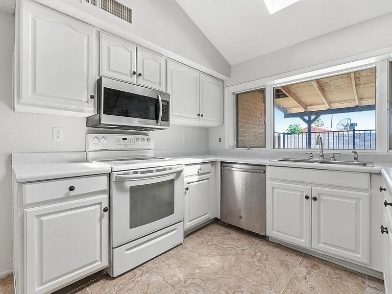 4047 W Sweetwater Ave — Photo 4