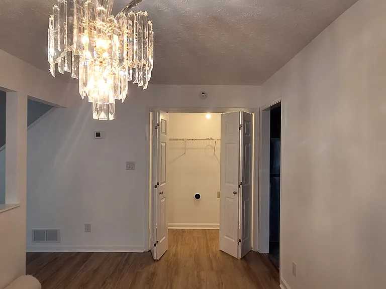 510 Plymouth Ln — Photo 4