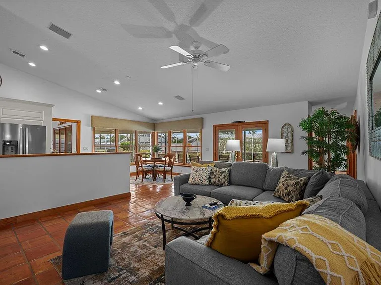 103 Olympus Cir — Photo 5