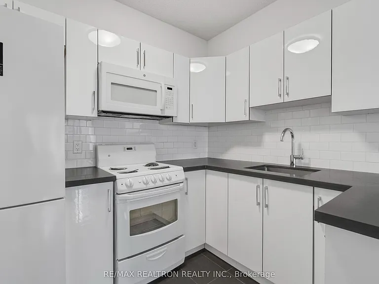 33 Isabella St #511 — Photo 7