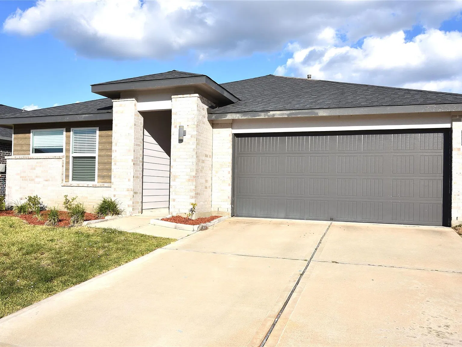 4 bed, 3.0 bath, 2071 sqft, $2,400 — Photo 1