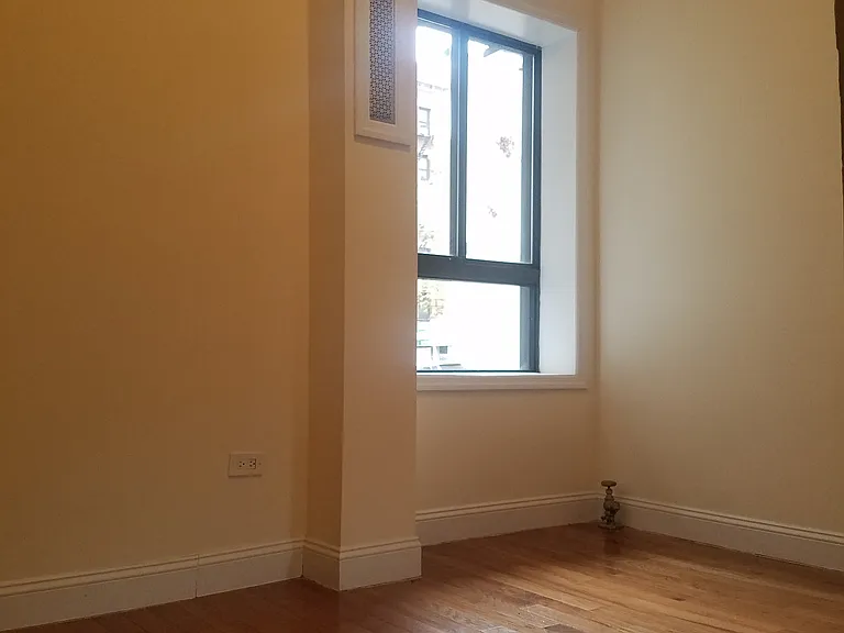 300 W 49th St #102 — Photo 1