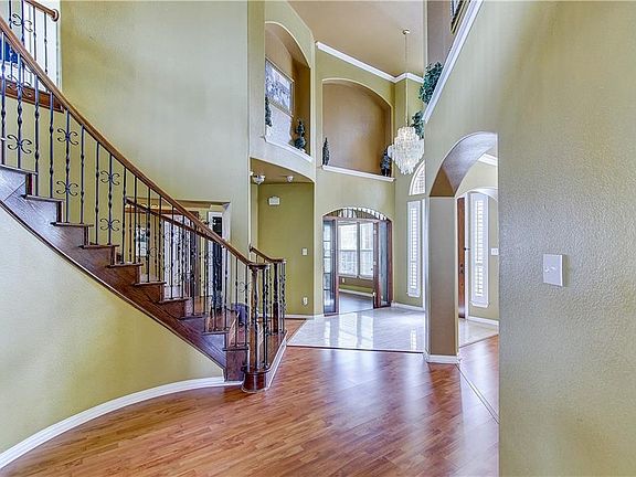 3rd image of 9618 Peachtree Ln