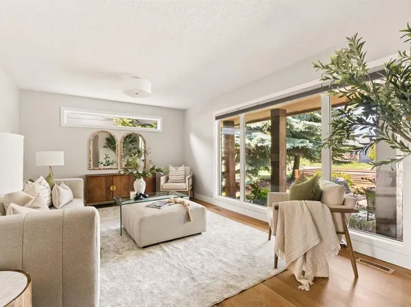 127 NW Parkglen Cres SE, Calgary, AB T2J 4L9