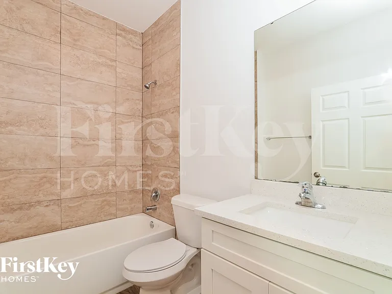 1050 E Lombardy Dr — Photo 14