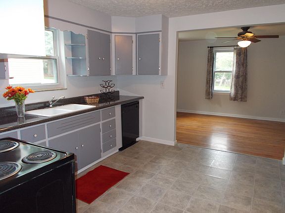 3rd image of 3406 SE Feathers St