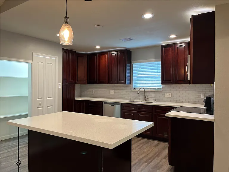 304 S Shadowbend Ave — Photo 10
